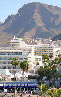 Hotel Santa Maria met op de achtergrond het voorgebergte van de Teide.